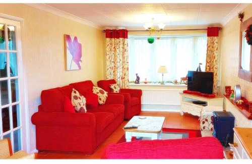 Chapel Saint Leonards House | Amazing Family Cottage Just mins to Beach & Attractions, 3 bed, Sleeps 5, Large Garden, Off Road Private Parking, Fab Free WiFi & Pets are Welcome too! The Perfect Family holiday Getaway!