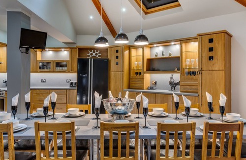 Holmfirth House | Amazing Family House Sleeps 12 with Private Hot Tub in Tranquil Location