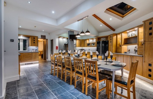 Holmfirth House | Amazing Family House Sleeps 12 with Private Hot Tub in Tranquil Location