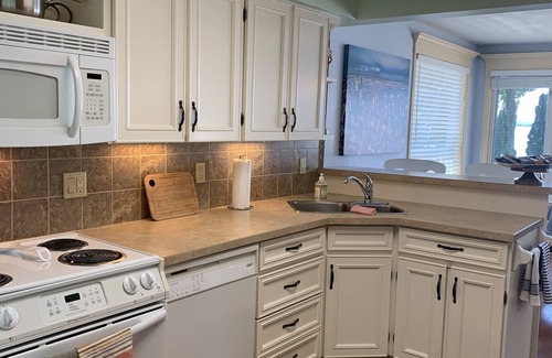 Orillia House | Amazing fully upgraded 3 bedroom+ new furniture, 1 full bath lake property