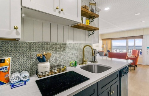 Panama City Beach Condo | [Amazing gulf views, 1 BR+bunkroom, free beach chairs, walk to Pier Park]