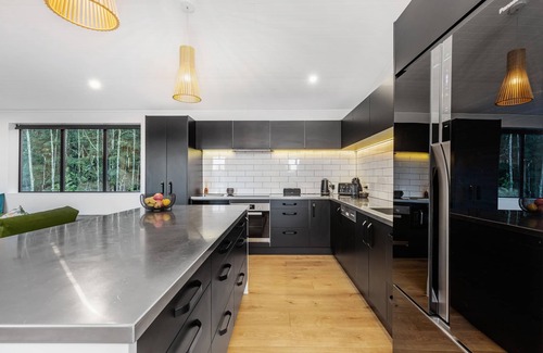 Queenstown House | Amazing Hillside Townhouse with Spa