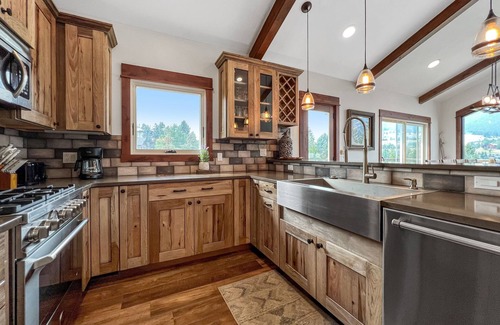 Big Sky House | Amazing Historic Montana House. Hot Tub, Large Deck, On Golf Course A+ Location