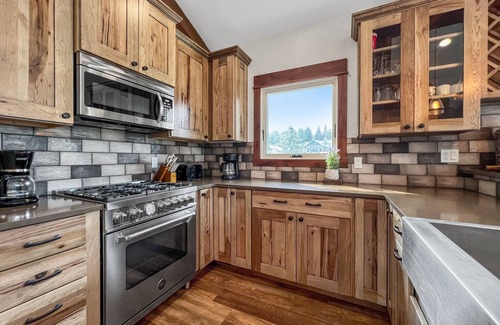 Big Sky House | Amazing Historic Montana House. Hot Tub, Large Deck, On Golf Course A+ Location