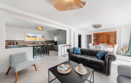 Saint-Meloir-des-Ondes House | Amazing Home In Saint-Méloir-Des-Ondes