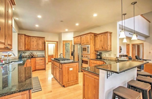 Clarksville House | Amazing Home 3 Minutes to Marina