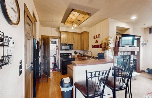 Granby Condo | Amazing home close to Granby Ranch with shared hot tub, pool, & WiFi