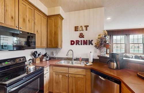 Granby Condo | Amazing home close to Granby Ranch with shared hot tub, pool, & WiFi