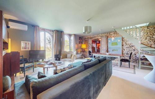 Villaines-la-Gonais House | Amazing Home In Villaines-La-Gonais