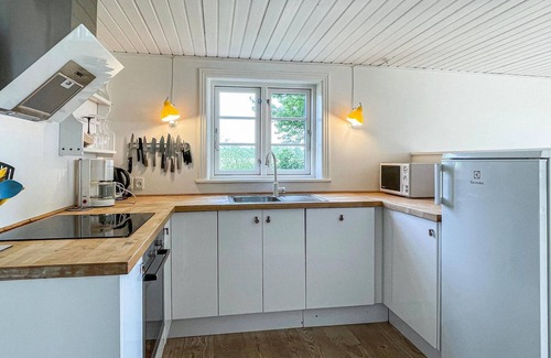 Akirkeby House | Amazing home in Aakirkeby with WiFi