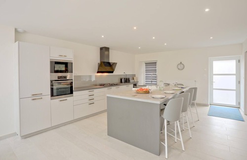 Creances House | Amazing home in Creances with WiFi