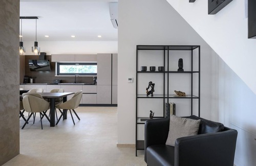 Loborika House | Amazing home in Loborika with WiFi