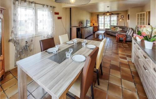 Plogoff House | Amazing Home In Plogoff With Wifi