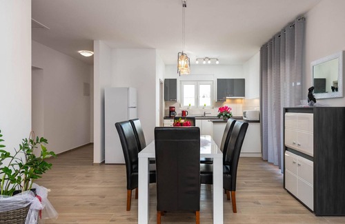 Skatari House | Amazing home in Pula with kitchen