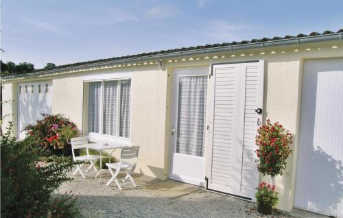 Quettehou House | Amazing Home In Quettehou