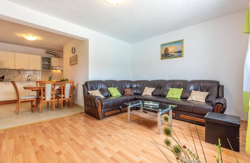 Dicmo House | Amazing home in Turjaci with WiFi