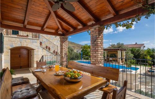 Zrnovnica House | Amazing Home In Zrnovnica