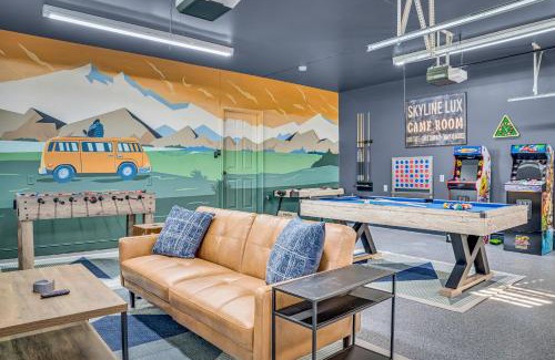 Luray House | Amazing House - Movie & Game Room, Hot Tub, Fire Pit & Golf Course
