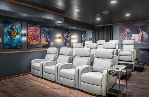 Luray House | Amazing House - Movie & Game Room, Hot Tub, Fire Pit & Golf Course