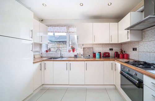 Havering House | Amazing House With Garden and Parking
