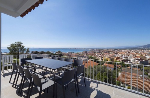 Roses Town Center Ski Chalet | Amazing house with views to the sea and the town near the center in Roses Inmosantos Casa Tordera