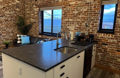 Redmond Apartment | Amazing Industrial Studio Loft Apartment in Downtown Redmond