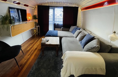 Centrum Boat Rental | Amazing location! Cozy houseboat in the heart of central Gothenburg.
