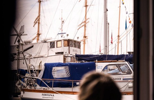 Centrum Boat Rental | Amazing location! Cozy houseboat in the heart of central Gothenburg.