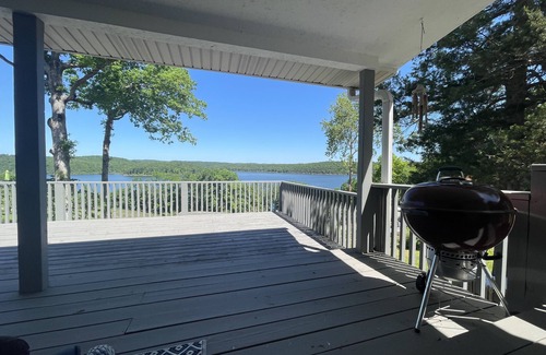 Henderson Cottage | Amazing Lake View 3-bedroom Cottage close to ramp