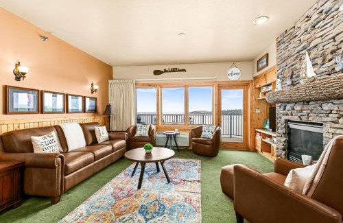Two Harbors Apartment | Amazing Lake View King Suite, Kitchen & Pools