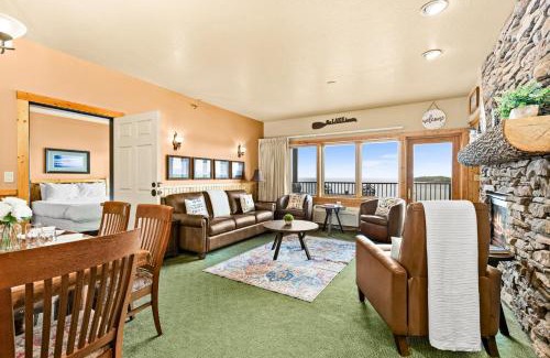 Two Harbors Apartment | Amazing Lake View King Suite, Kitchen & Pools