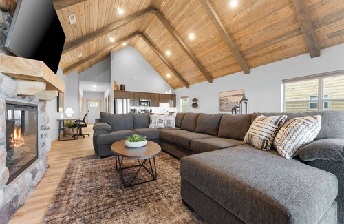 Table Rock Cabin | Amazing Lake View! No Stairs Cabin! Indoor Pool!
