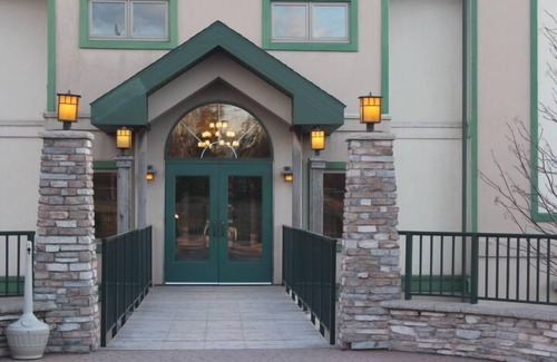 Two Harbors Apartment | Amazing Lake Views, Studio, 2 Queen Beds & Pools