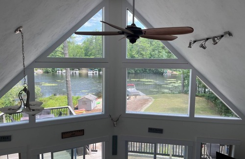 East Wakefield House | AMAZING LAKEFRONT HOUSE WITH PRIVATE DOCK, PRIVATE BEACH, 4 BEDROOMS, SLEEPS 12+