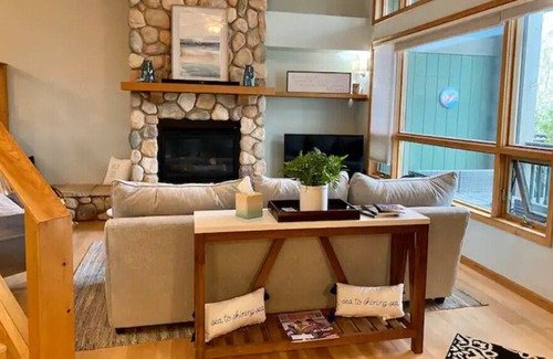 Tofte House | Amazing Lakefront Views! Mins to Lutsen Mountain!