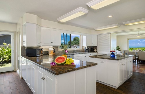 Kailua House | Amazing & Large Kailua Beachfront for up to 14 guests