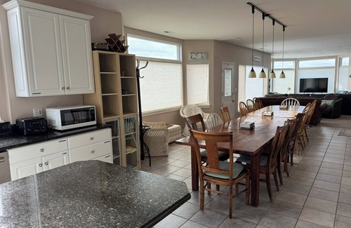 Neskowin House | Amazing Large Ocean Front Home - Direct Beach Access & Views Galore!