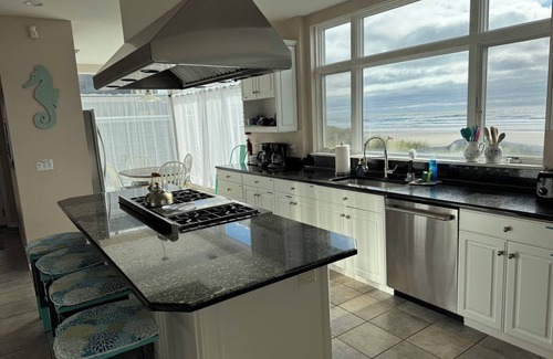 Neskowin House | Amazing Large Ocean Front Home - Direct Beach Access & Views Galore!