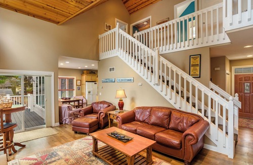 Redgranite Cabin | Amazing Large Sandy Beach, Hot tub, Fireplace, Dog Welcome, Kayaks, Paddleboards