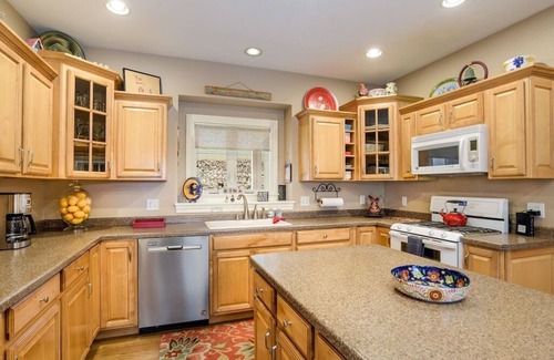 Redgranite Cabin | Amazing Large Sandy Beach, Hot tub, Fireplace, Dog Welcome, Kayaks, Paddleboards