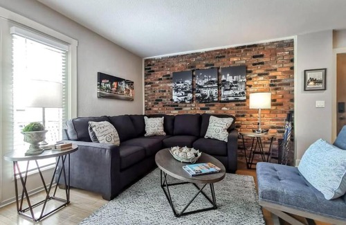 Plaza Westport House | Amazing Locale 2KingBR 1BTH