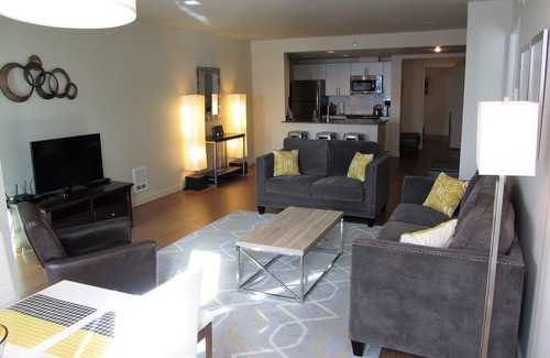 Downtown Seattle Apartment | Amazing Location by Pike Pl Market ~ Water Views ~ HUGE, Sleeps 8, 6 adults max