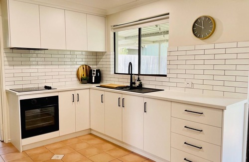 Dunsborough House | Amazing LOCATION! Only a 2 minute walk to both the beach and heart of town.