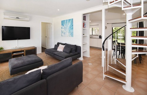 Dunsborough House | Amazing LOCATION! Only a 2 minute walk to both the beach and heart of town.