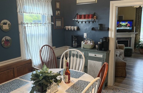 Luray House | 🌻AMAZING LOCATION, VIEWS & OUTDOOR SPACE for gatherings! Country Charm inside!