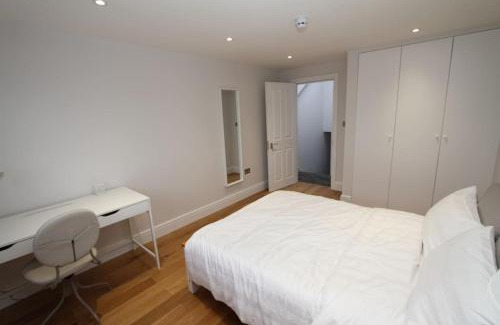 Hoe Street Apartment | Amazing Loft One Bedroom Apartment - E17 Village
