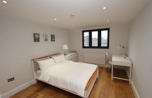 Hoe Street Apartment | Amazing Loft One Bedroom Apartment - E17 Village