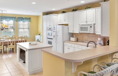 Sunset Island House | Amazing Luxury 5 Bedroom Townhouse with Free WiFi In Gated Community On Bayside With Indoor/Outdoor Pools, Private Beaches, Restaurant, And Only Ten Minutes From Beach! Linens included