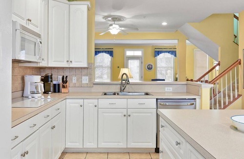 Sunset Island House | Amazing Luxury 5 Bedroom Townhouse with Free WiFi In Gated Community On Bayside With Indoor/Outdoor Pools, Private Beaches, Restaurant, And Only Ten Minutes From Beach! Linens included