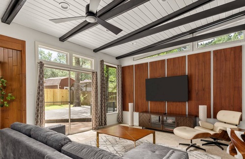 Panorama Village House | Amazing Midcentury Modern Home in Golf Course